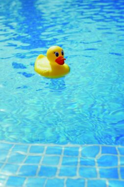 Badeente in einem Schwimmbecken
